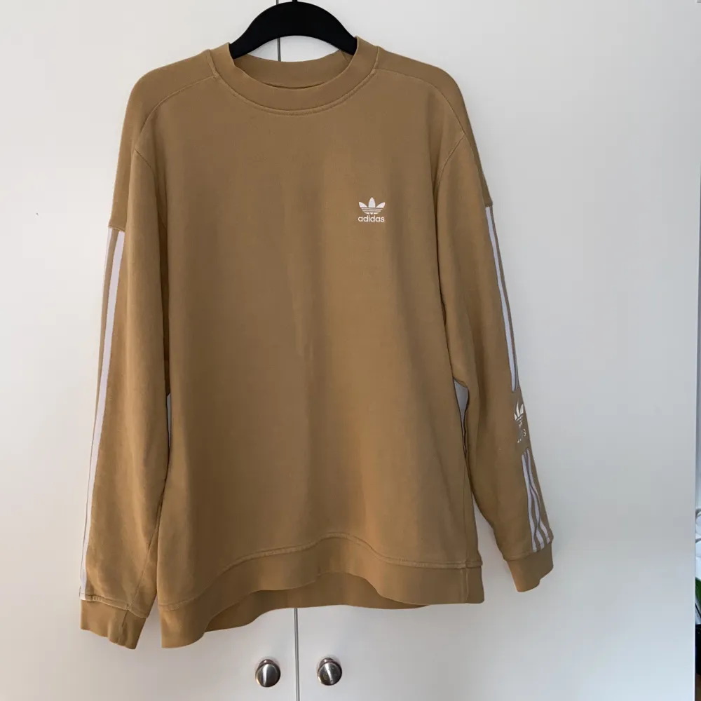 Säljer denna beige adidas sweatshirten för att den inte kommer till användning. Skick 9/10 inga skavanker eller missfärgningar. Den är i storlek M och säljs för 175kr. Skickas via instabox. Mvh/alvin. Tröjor & Koftor.