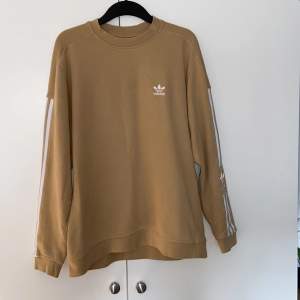 Säljer denna beige adidas sweatshirten för att den inte kommer till användning. Skick 9/10 inga skavanker eller missfärgningar. Den är i storlek M och säljs för 175kr. Skickas via instabox. Mvh/alvin