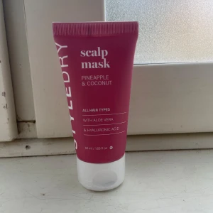 Scalpmask  - En Scalpmask med doften annans och kokosnöt. Den innehåller även aloe Vera och hyaluronic acid. Helt oöppnad, plasten är fortfarande kvar 