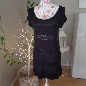 Kortklänning/tunika med paljett-ränder - Kort klänning i mjukt, skönt, stretchigt t-shirttyg. Vid u-ringning. ~ STOR rensning & klänningsbonanza i min shop ~ Välj 5 för 100kr oavsett pris, skicka medd/lämna som prisförslag (gäller där det står) ~