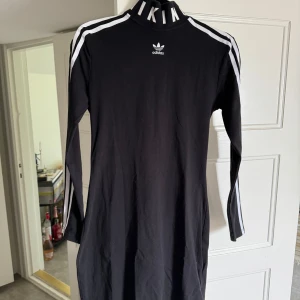 Adidas x Pharrel Williams klänning - Superhäftig Adidas klänning som är inköpt från deras hemsida för många år sen. Klänningen är endast använd 1 gång och söker därför ett nytt hem! Köparen står för frakt eller mötes upp i Malmö ❤️