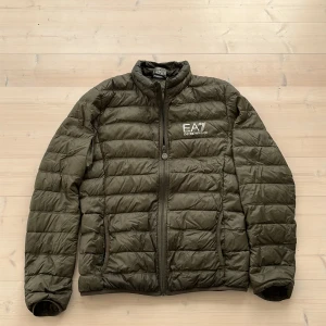 Ea7 dunjacka - Jackan är i nyskick den är använd ungefär två tre gånger annars har den inga skador skriv vid frågor osv