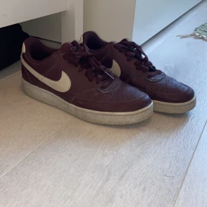 Nike skor - St 39 väldigt lite använda, så ej slitna bara lite skitiga därav priset😊✨