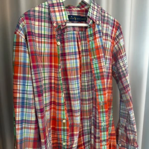 Ralph Lauren rutig skjorta  - Ralph Lauren rutig skjorta i strl slimfit Medium. Använd 1 eller 2 ggr. Nypris 1899,- 