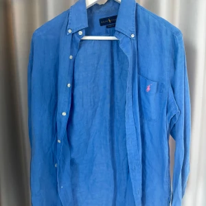 Ralph Lauren skjorta blå - Ralph Lauren blå linneskjorta i Classic Fit Small. Använd sparsamt 3-4 ggr. Nypris 1599,-