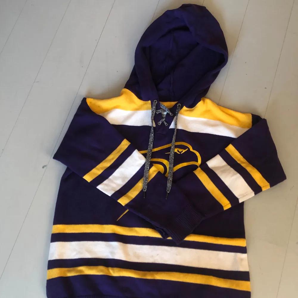 Stickad Hoodie som jag knappt har använt. Bra skick, mint condition. Hör av er om ni har frågor! 😄. Hoodies.