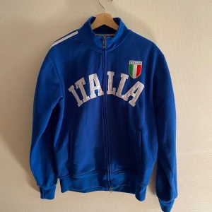 Italia tröja - Så fin italia tröja köpt secondhand. Perfekt oversized. Fint skick förutom att den är lite nopprig💞