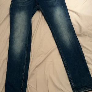 Dsquared2 jeans - Hej, jag säljer ett par 1/1 dsquared jeans. Använt 2 till 3 gånger så dem är i väldigt bra skick. Storlek 31/28 fast dem är små k storleken.