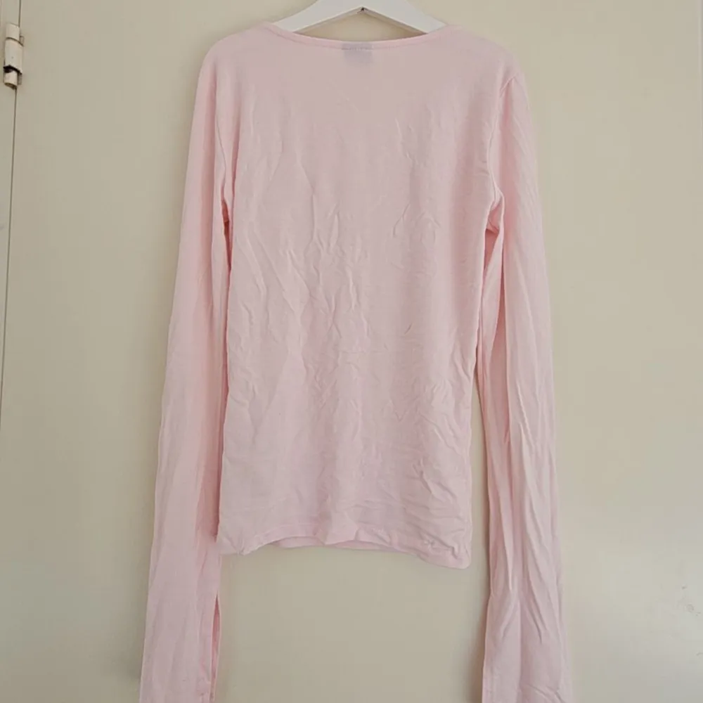 Gina tricots bäst säljade basic plagg i light pink, storlek xxs. Nyskick då den bara har testats på en gång. Säljer den eftersom att jag inte är världens fan av rosa!. Toppar.