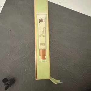 Pixi H2O Skintint i nyansen Cinnamon - Säljer en Pixi H2O Skintint i nyansen Cinnamon. Det är en tonad ansiktsgel som ger en lätt och naturlig täckning. Perfekt för en fräsch och återfuktad look! Tuben innehåller 35 ml och är enkel att applicera.