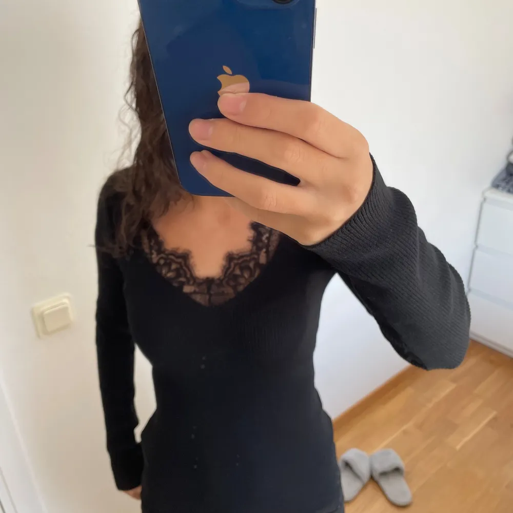 denna tröjan är endast använd 3 gånger då jag känner att jag inte kan styla den så som jag vill, därför väljer jag att sälja den. den är ribbad och har en spets vid bröstet. pris kan diskuteras!. Neuletakit & Villapaidat.