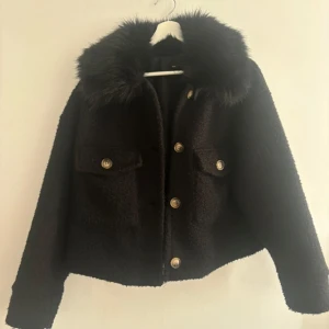 Jacka chelsea - Superfin jacka med pälskrage köpt på Chelsea, liknar Meotine-jackan. Perfekt nu till hösten/ vintern, den är i fint skick!! Hör av er vid frågor🥰 Säljer för 700kr eller högst bjudande💕