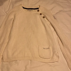 Stickad tröja  - Super fin stickad tröja från bondelid! Jätte mysig och varm. Säljer pga att den e för stor! 