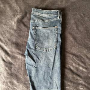 Sköna slimfit jeans i storlek 36/32. Snygg färg och nice passform om man gillar lite mer baggy. Kom privat vid funderingar. 