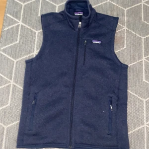 Patagonia - Säljer denna patagonia vest. Bra skick använd vid få tillfällen inga skador och har behandlads bra!.perfekt till hösten och en skön vardags vest.