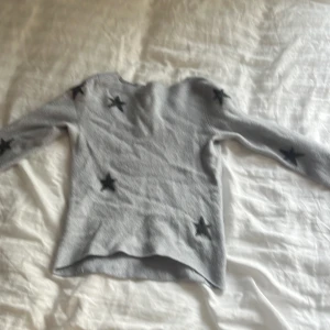 Fin stickad tröja med stjärnor på. Skönt material  - Bra skick lite lurvigt material med fortfarande använd bar och väldigt fin tröja. 