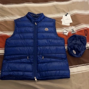 Moncler gui  - Säljer moncler gui väst Bra skick nästan som ny Storlek 2