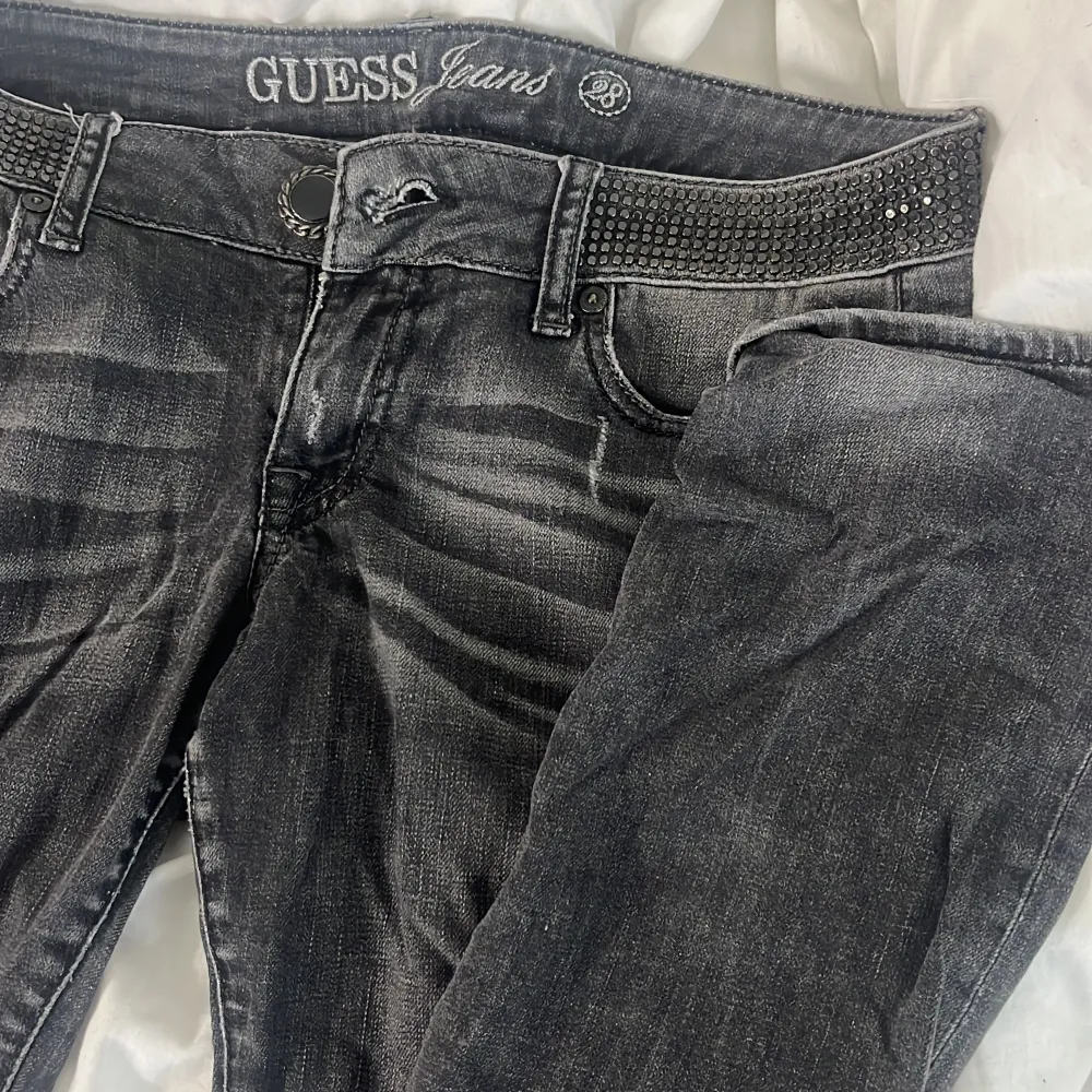 Säljer dessa mörkgråa jeans från guess då de är för långa för mig som är 162. Strl 28 men passar någon som har XS/S och är 165+. De är köpta secondhand.. Jeans & Byxor.