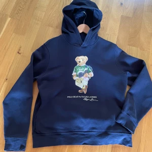 Polo bear hoddie - Hej säljer då min polo hoddie då den är för liten. Storlek S. Skick 9/10. Hör av er om frågor eller funderingar. Pris går att diskutera.