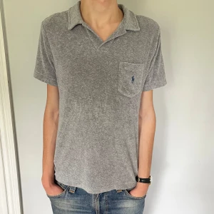 Ralph lauren frotté pike - Jättefin helt ny Ralph lauren frotté tröja. Modellen på bilden är 180cm. Skriv vid fler frågor eller funderingar!