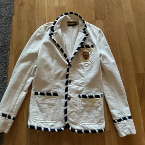 Ralph Lauren Rugby Jacka - Säljer en sjukt unik Ralph Lauren rugby tröja som är både skön och varm till vintern/hösten. Nypriset är inte lätt att bestämma eftersom den här modellen inte finns för försäljning längre men baserat på nyare modeller ligger det orginella runt 4000kr