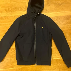 jättefin lyla scott jacka - snygg lyla scott Jacka  kan ha den som vår och höst jacka. Inprincip aldrig använd och i helt nytt skick💕 storlek S men funkar att ha även i lite större och mindre storlek💕