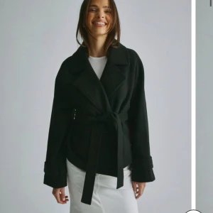 Jag säljer denna kappa om nån är intresserad - Den har tjockt material och man håller sig varm i den