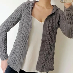 Kofta - Stickad kofta med huva från Massimo Dutti, använd ett fåtal gånger så i bra skick. Storlek 32 (XS/S). Använd gärna KÖP NU om du vill köpa.