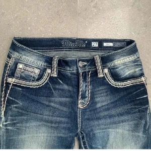 🚨🚨SÖKER MISS ME JEANS🚨🚨 - 🚨SÖKER🚨 miss me jeans i storlek w28, bootcut, hälst färgena på bild 1/2/3, och hälst samma desing som bilden i slide 4, söker på en rimlig pris ungefär 500-700kr