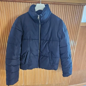 Svart jacka stl xs - Fin fluffig svart jacka i xs, kortare modell. Har även en rosa i annan annons.