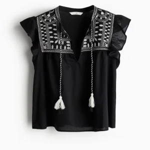 Broderad blus - Den är i väldigt bra skick, har haft den en gång. Säljer pågrund av att den inte komme till användning, pris kan diskuteras💓💓