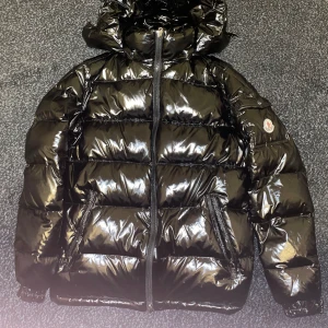 Moncler jacka  - Säljer jackan eftersom att jag har vuxit ut från den, skön att ha och perfekt inför hösten och vintern pris kan självklart diskuteras 