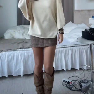 Kjol  - Perfekt höstkjol! Den säljs eftersom storleken är fel. Slutsåld på hemsidan 