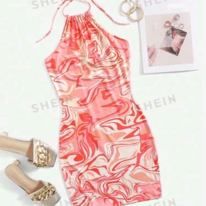 Mönstrad klänning  - Färgglad klänning öppen rygg , helt oanvänd 