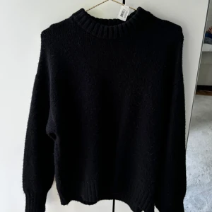 Stickad tröja - Svart mysig sticks tröja. Köpt på NAKD för ett tag sen men använd endast en gång. Storlek xs💞