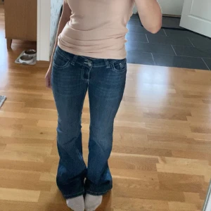  Lågmidjade, Bootcut Nelly Jeans - Helt nya nelly-Jeans(lågmidjade & bootcut)  som aldrig har blivit använda så jag säljer dem istället💞Nypris 699kr