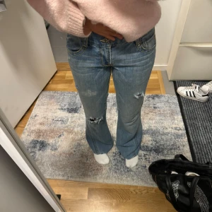Lågmidjade jeans med hål - Köpte dom, men dom passar ej, de är använda ett par gånger endast!