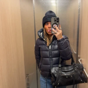 Moncler vinterjcaka - Hej kollar intresse på min salzman jacka från moncler, köpt förra året stl 14y passar perfekt mig som är 165cm den har ngn liten repa på fram men inget som syns om man inte kollar nära. skriv gör mer info o bilder ❤️äkta bevis finns