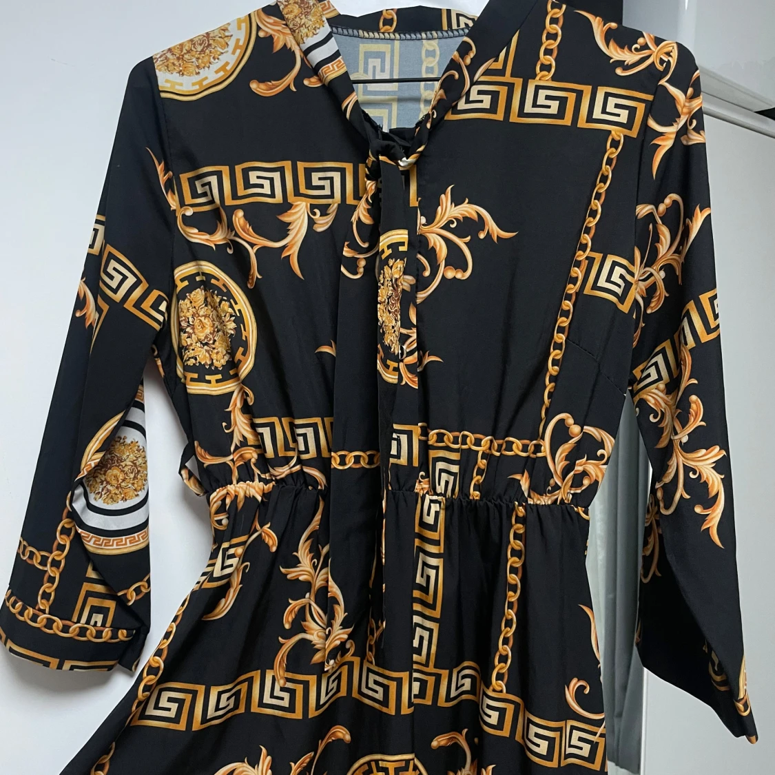 Svart och guldmönstrad långklänning - 91