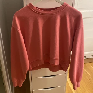 Sweater - En rosa sweater från ZARA. Bra skick, lite kortare modell. Köptes från något år sedan så finns ej kvar i butik eller på hemsida. Storlek M men passar S! 🩷