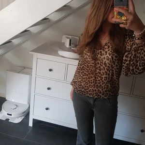Trendig leopard blus - Trendig leopard blus som är slutsåld från hm. Sitter jätte skönt och är luftig. Använd ca 1 gång och inga defekter.
