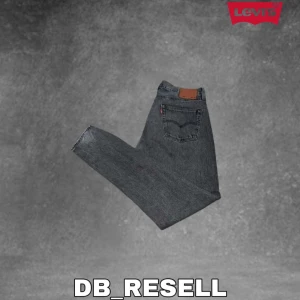 Levis 501 straight leg - Ett par riktigr feta levis 501 jeans som har många år att ge. Bra skick inga slitage 9/10. Köpta i februari från nk Stockholm. Kontakta 📩 oss via dm vid intresse och kom med prisförslag !