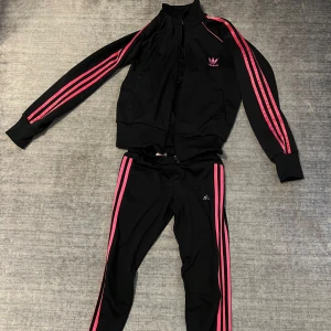 Adidas set - Adidas set xs/xxs. Svart och neon rosa.
