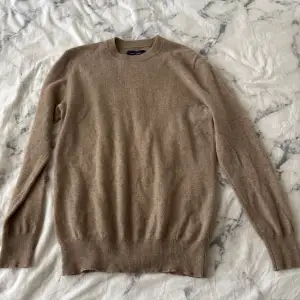 Tjena! Nu säljer jag min extremt snygga Cashmere tröja som också blivit för liten. Den har tyvärr ett litet hål i armbågen, men de syns knappt. Skick: 7/10, Storlek: Small/S Vid frågor eller fler bilder så tveka inte på att skriva till mig! Ge pris!