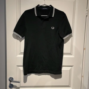 Fred Perry piké  - Väldigt bra skick aldrig använt köpte fel färg och kunde inte lämna tillbaka därför säljer jag  700 vill jag sälja för men pris kan diskuteras