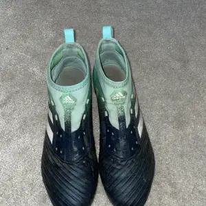 Adidas fotbollsskor i storlek 44/45… Bra skick 8/10 använda under en seasong🤩