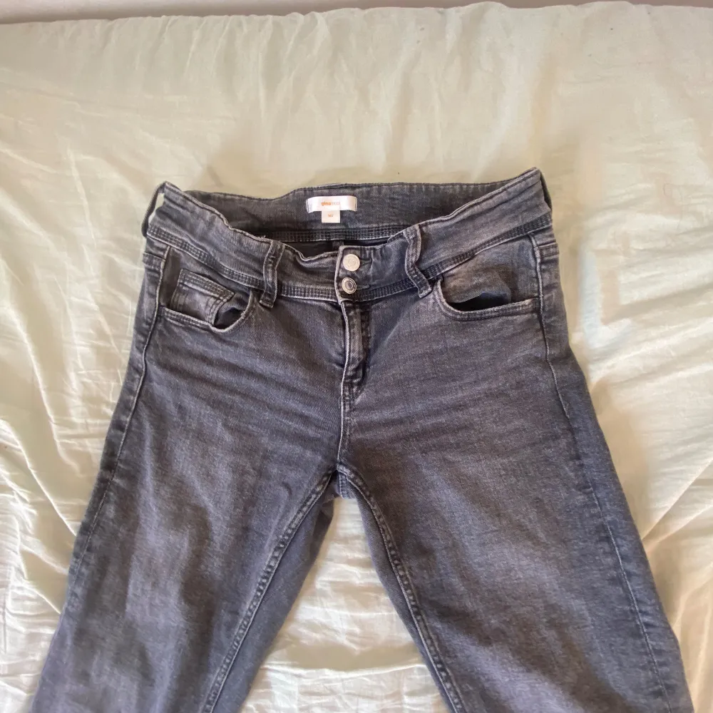 Gina young jeans i storlek 164 tall så passar de som är runt 164-172. Original köpet var runt 350kr så därför ja säljer 80kr + frakt. Använda runt 10 gånger . Jeans & Byxor.