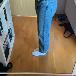 superfina jeans från gina i straight/loose passform 🩷 säljer då dem ej kommer till användning, är 163 🩷 