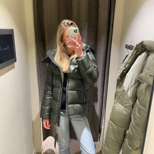 Grön Massimo Dutti vinterjacka  - Skit snygg grön vinterjacka från Massimo dutti i storlek S💚 Nypris är 2100kr & jackan är i bra skick😊