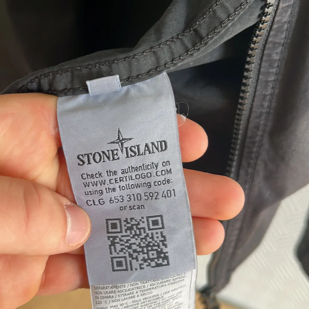 Skön overshirt från Stone Island! Inga deffekter, pris kan disskuteras vid snabb och smidig affär. Jackor.